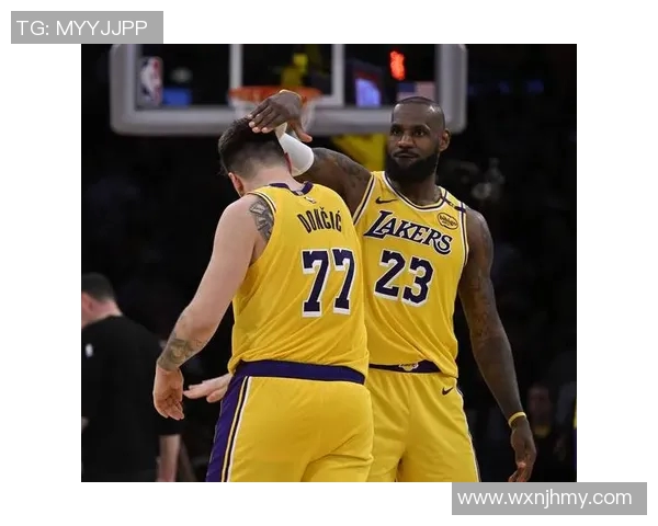 东契奇高抛妙传 詹姆斯空接单臂砸扣 东契奇高抛妙传 詹姆斯空接单臂砸扣