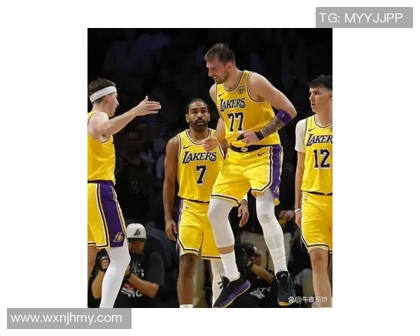 Shams:东契奇左手手指扭伤及左腿挫伤 至少缺阵一周 Shams:东契奇左手手指扭伤及左腿挫伤 至少缺阵一周