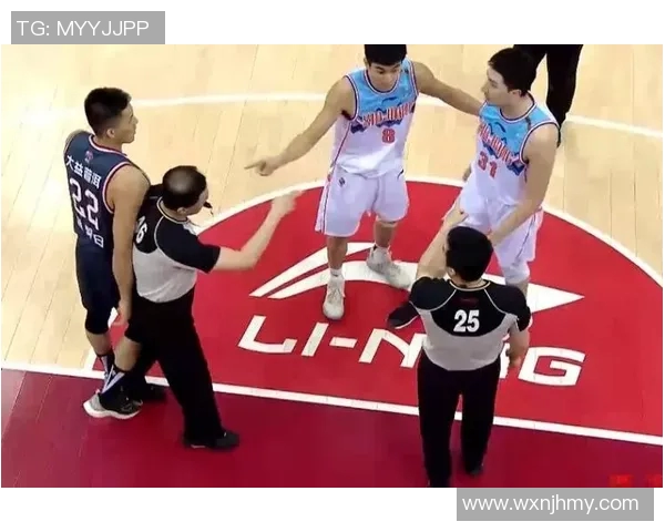 还挺激烈!米诺特和克洛尼争抢篮板时互相推搡 双方吃T! 还挺激烈!米诺特和克洛尼争抢篮板时互相推搡 双方吃T!